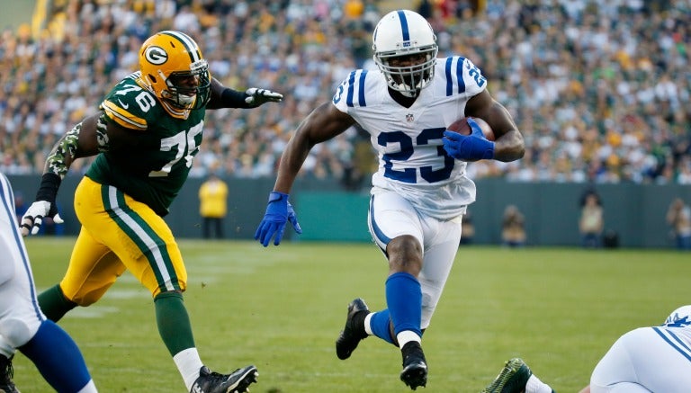 Frank Gore acarreando un balón durante el juego en Lambeau Field