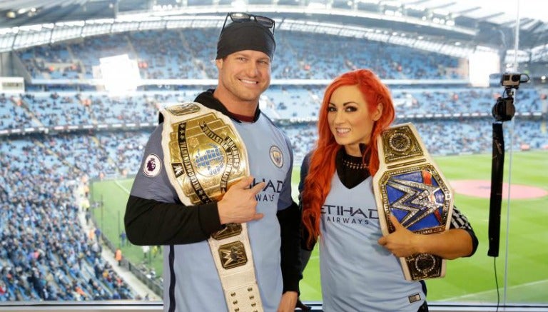 Becy Lynch y Dolph Ziggler visitan al Manchester City