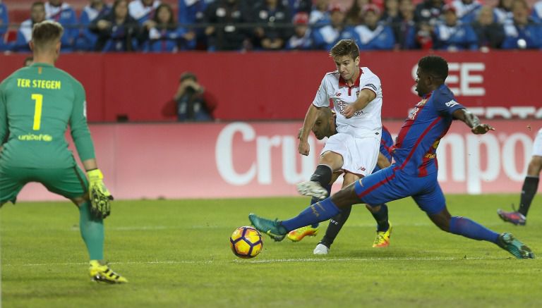 Samuel Umtiti disputa un balón con Luciano Vietto