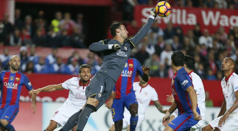  Sergio Rico, despeja un balón durante el partido contra el Barcelona