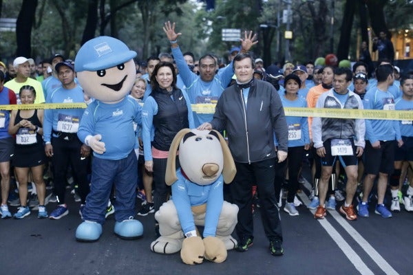 Organizadores posan junto a las botargas de la carrera