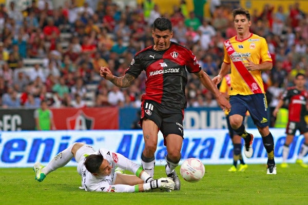 Felipe Rodríguez se avienta al balón para que Jefferson Duque del Atlas no anote gol