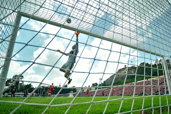 Pikolín Palacios vuela para evitar que un balón entrara a su portería