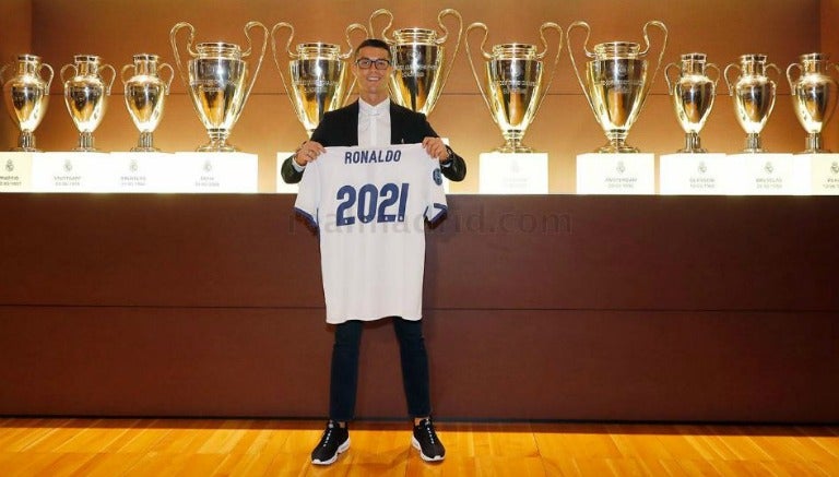 CR7 posa con la camiseta de su nuevo contrato hasta 2021