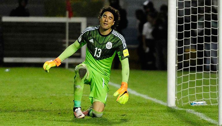 Ochoa reacciona tras recibir un gol con el Tri