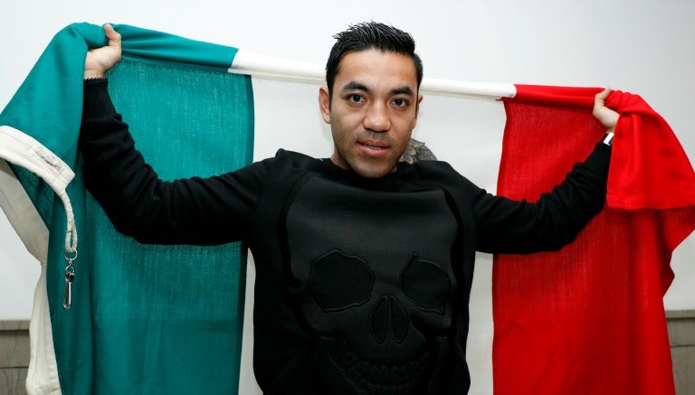 Marco Fabián con la Bandera de México