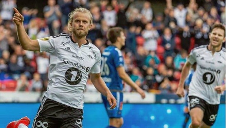 El delantero danés Christian Gytkjaer celebra un gol con la playera del Rosenborg