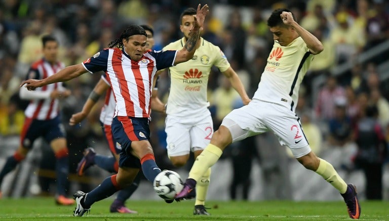 Gullit Peña y Goltz disputan el balón en las 'Semis' de Copa MX