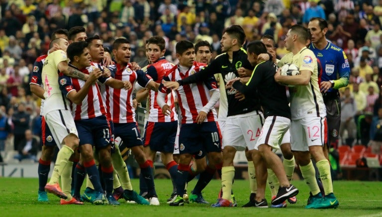 Jugadores de América y Chivas discuten en las 'Semis' de Copa MX