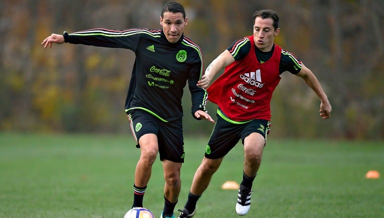 Jesús Dueñas pelea por el balón con Andrés Guardado 