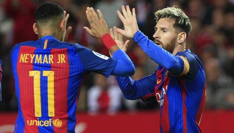 Neymar y Messi festejan un gol en juego del Barcelona 