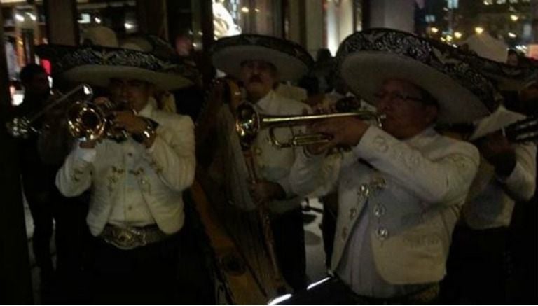 Mariachi Sol Mixteco toca afuera de la Torre Trump