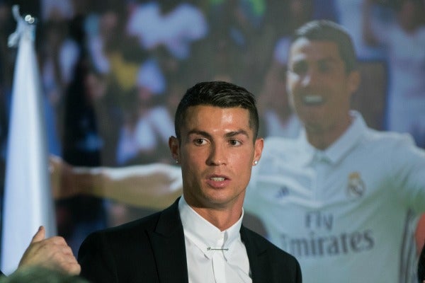 Cristiano Ronaldo anunciando su firma de extensión de contrato