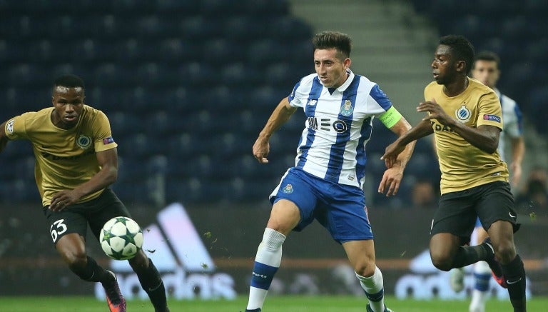 Héctor Herrera pelea el balón durante un partido con el Porto