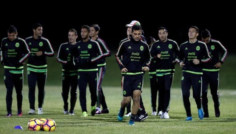 Rafa Márquez corre junto a otros seleccionados nacionales