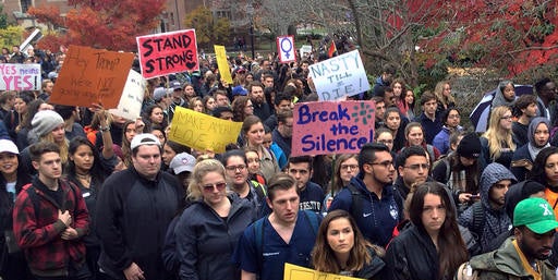 Estudiantes se unen a protesta contra Trump