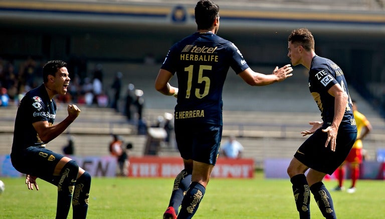 Jugadores de Pumas festejan un gol en CU