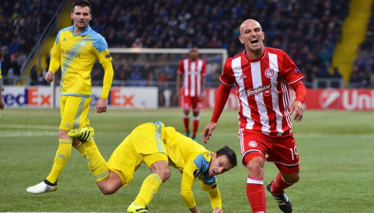 Esteban Cambiasso durante un juego con el Olimpiacos