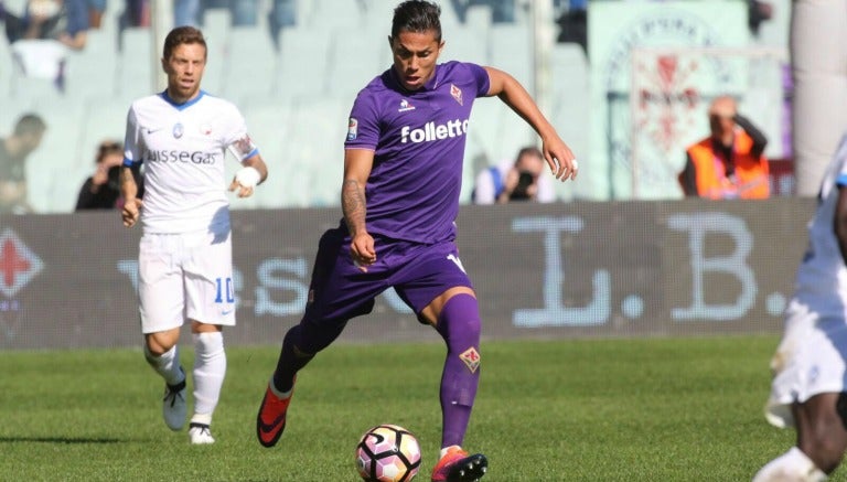 Salcedo disputa un compromiso con la Fiorentina en la Serie A