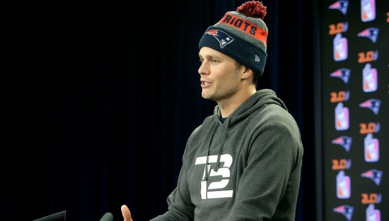 Tom Brady hablando con los medios