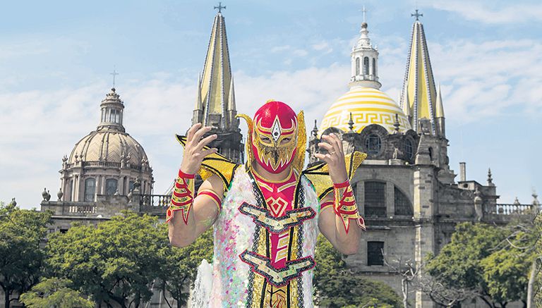 Gran Metalik posa ante la camara de RÉCORD en Guadalajara