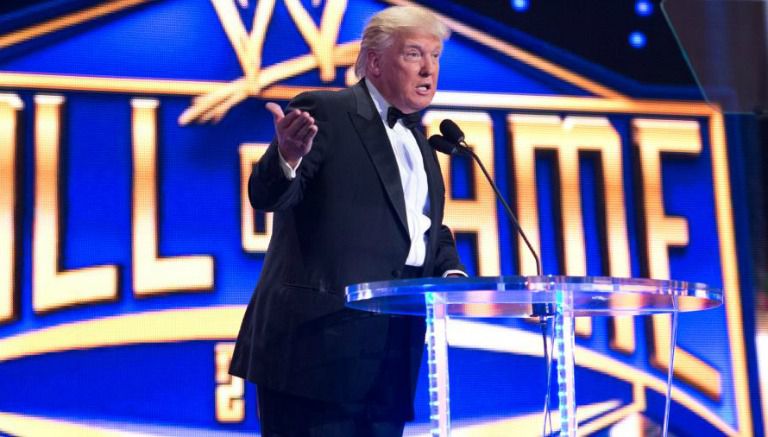 Donald Trump durante su investidura al Salón de la Fama de WWE