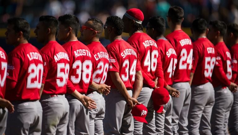 Jugadores de Diablos Rojos escuchan el Himno Nacional Mexicano