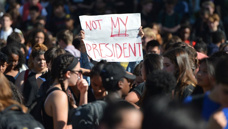 Manifestantes en contra de Trump