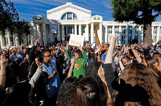 Manifestantes unidos contra Trump