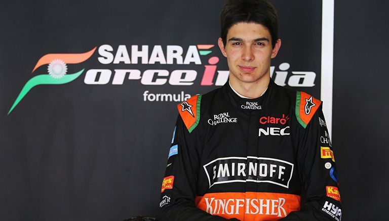 Esteban Ocon posa con su nueva escudería Force India