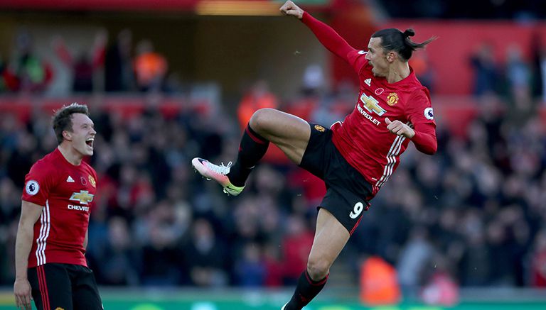 Zlatan brinca para celebrar un gol con Manchester United