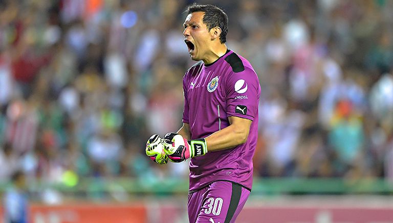 Rodolfo Cota festeja gol de Chivas contra León 