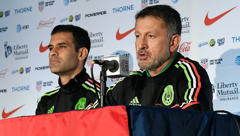 Rafa Márquez y Juan Carlos Osorio durante la conferencia de prensa