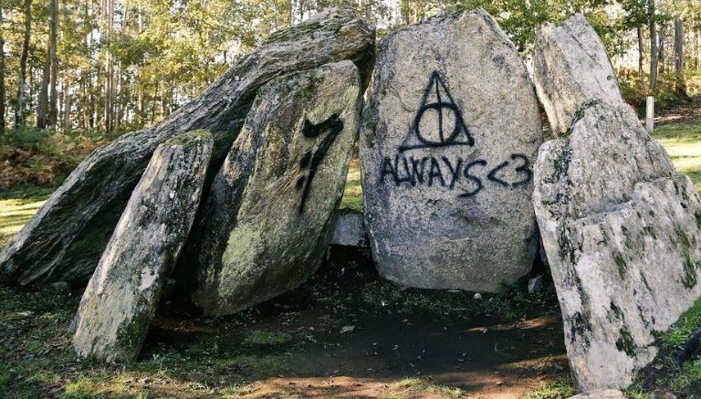 El dolmen grafiteado con un símbolo de Harry Potter