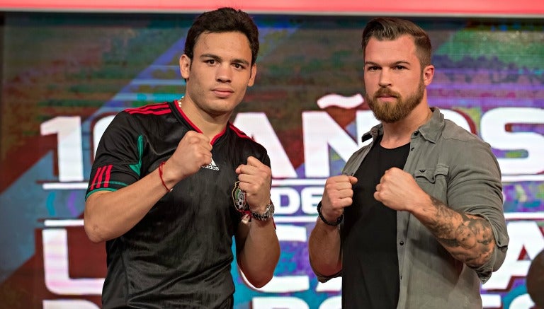 El pugilista y su rival posan en la presentación de la pelea