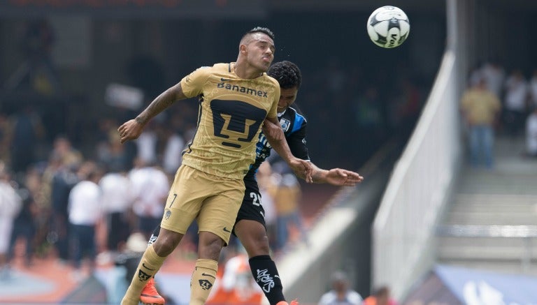 El jugador de Pumas manda un cabezazo