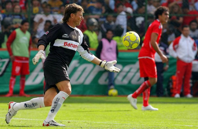 Hernán Cristante despeja un balón 