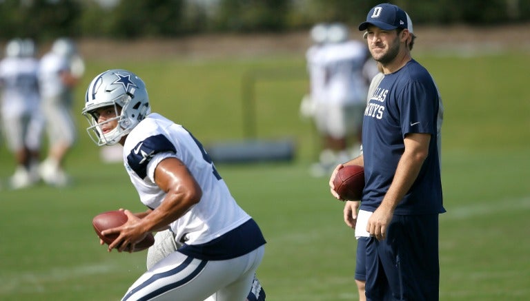 Tony Romo observa el accionar de Dak Prescott