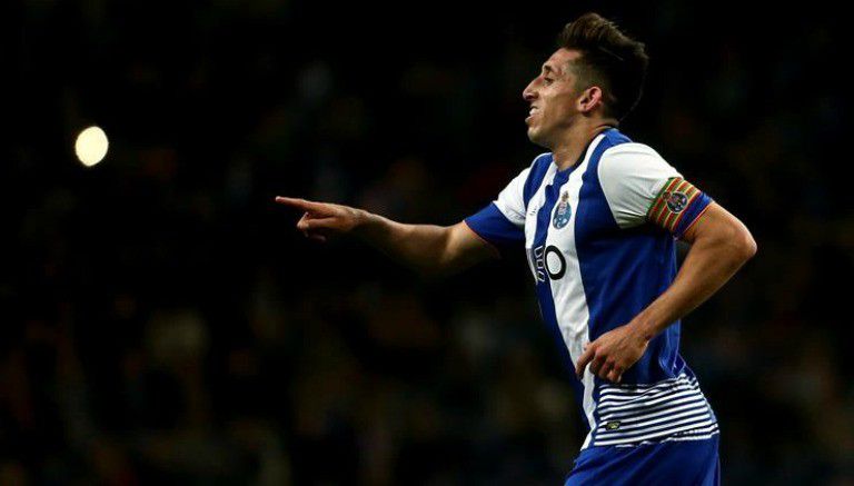 Héctor Herrera festeja su tanto con el Porto