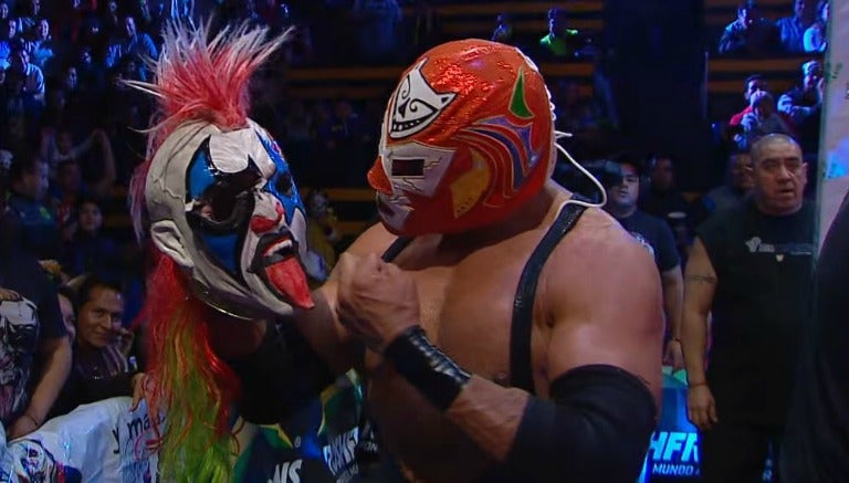 Dr. Wagner Jr. le quitó la máscara a Psycho Clown