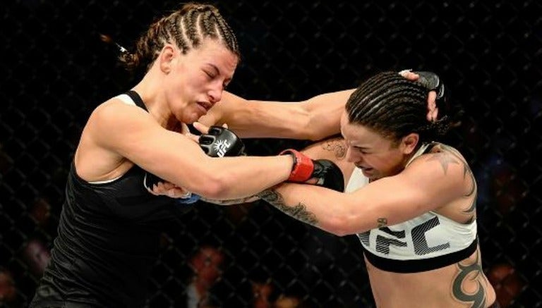 Miesha Tate durante su pelea con Raquel Pennington en UFC205