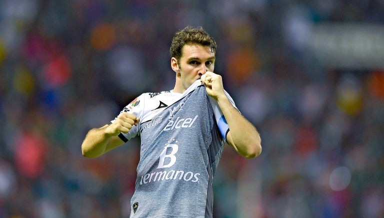 Mauro Boselli besa la playera de León tras anotar un gol