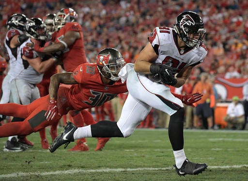  Austin Hooper anotando frente a Tampa Bay