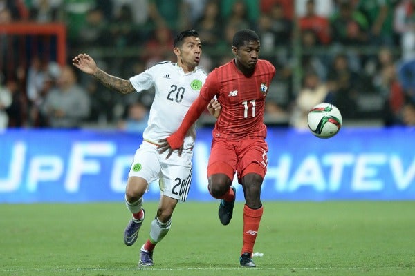 Javier Aquino peleando un balón con Armando Cooper de Panamá