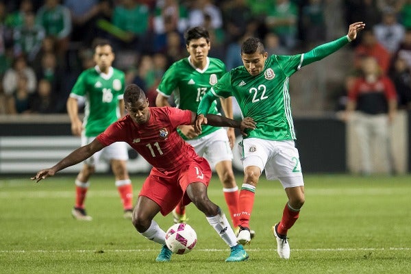 Armando Cooper disputa un esférico con Orbelín Pineda en un partido amistoso