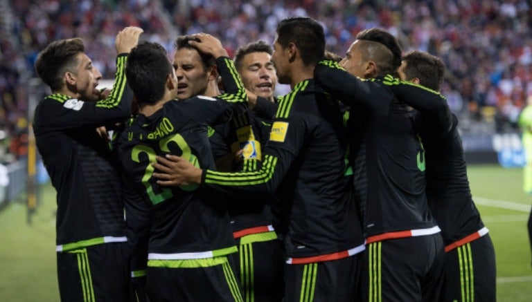 Los jugadores de México celebran el gol de Rafa Márquez frente a EU