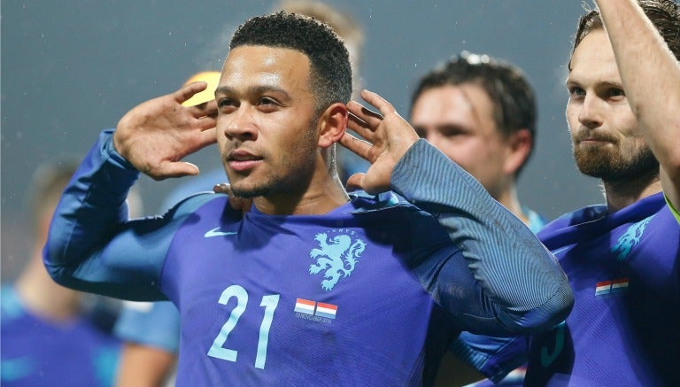 Memphis Depay celebra una anotación con Holanda 