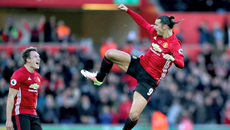 Zlatan Ibrahimovic festeja un gol con el Manchester United