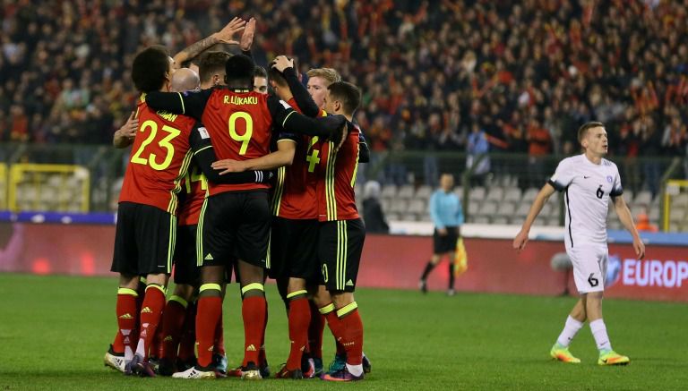 Jugadores de Bélgica celebran uno de sus ocho goles contra Estonia