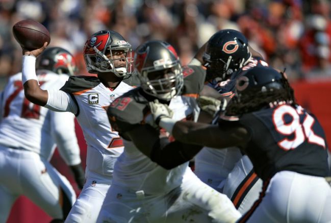 Jameis Winston a punto de mandar el pase contra Bears 